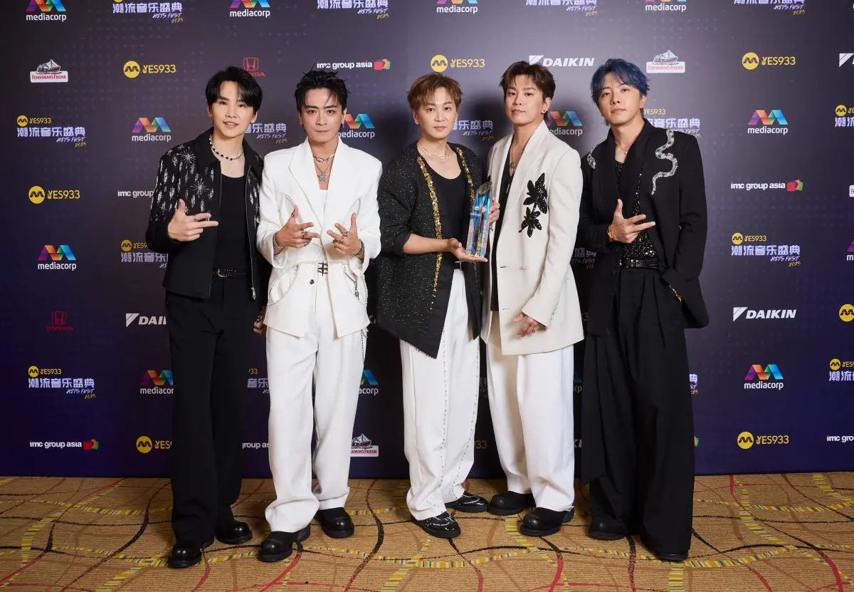 ▲Energy書偉（中）在父後11天歸隊，全團赴新加坡參加《YES 933潮流音樂盛典》音樂頒獎典禮，勇奪最佳歌手獎。左起為牛奶、toro，右起為坤達、阿弟。（圖／新傳媒YES 933提供）
