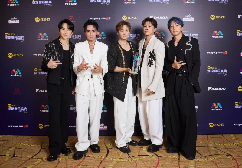 ▲Energy書偉（中）在父後11天歸隊，全團赴新加坡參加《YES 933潮流音樂盛典》音樂頒獎典禮，勇奪最佳歌手獎。左起為牛奶、toro，右起為坤達、阿弟。（圖／新傳媒YES 933提供）