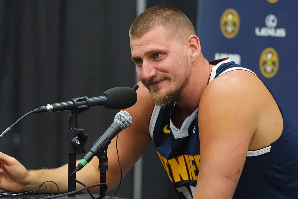 ▲NBA丹佛金塊隊今（30）日舉行開季前例行媒體日，看板球星約基奇（Nikola Jokic）出席與會，除對老東家釋出善意外，也提到舊將布朗的回歸，是來拯救自己的生涯。（圖／美聯社／達志影像）