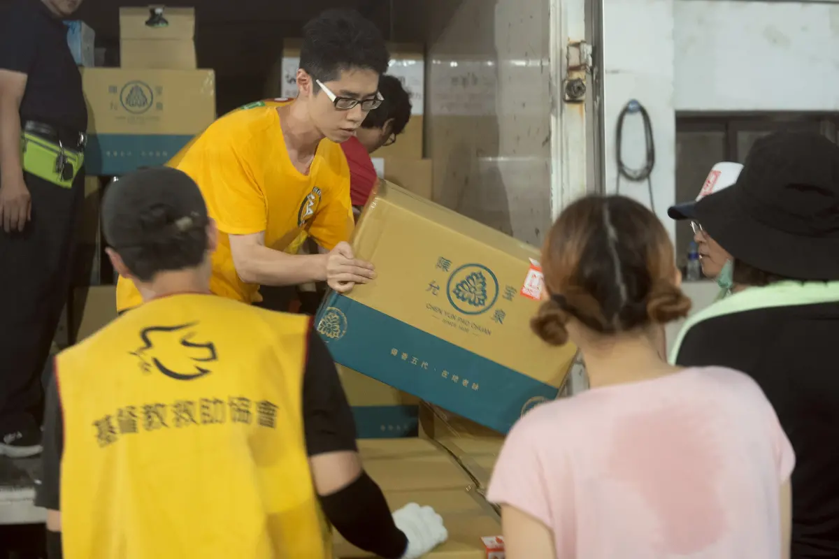 ▲台中陳允寶泉老闆父子漏夜千里馳送太陽餅，愛心專車今天下午抵達，多達15000片太陽餅希望能暖災民的心和胃。（圖／陳允寶泉提供）