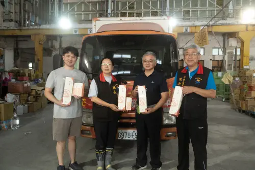 ▲太陽餅愛心專車扺達花蓮，縣長徐榛蔚（左二）親自代表接受。陳允寳泉食品第五代陳睿智（左一）、花蓮縣社會處長陳加富（右一）、陳允寳泉第四代陳宇鴻（右二）。（圖／陳允寶泉提供）