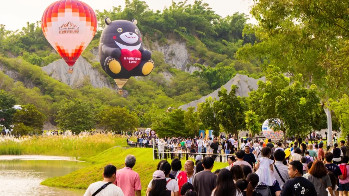 ▲「2025高雄愛‧月熱氣球」活動現場湧入大批人潮。（圖／高市府觀光局提供）