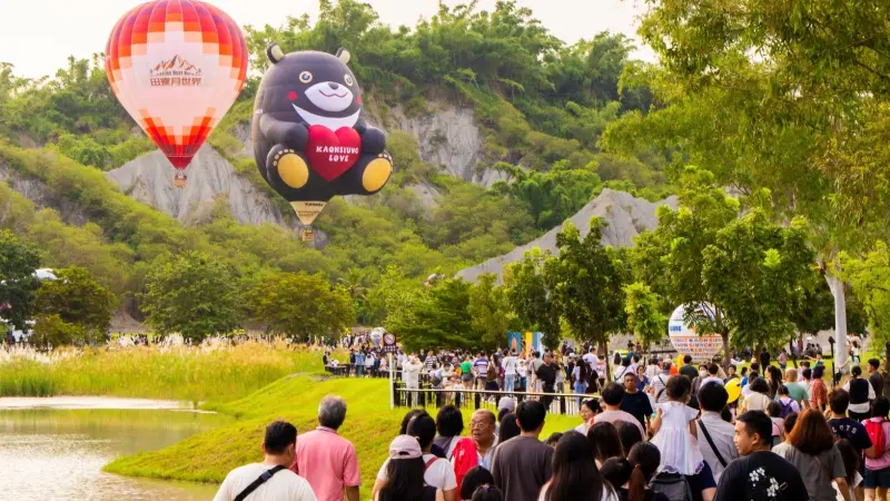 ▲「2025高雄愛‧月熱氣球」活動現場湧入大批人潮。（圖／高市府觀光局提供）