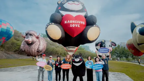 ▲ 國內外貴賓共同出席「2025高雄愛‧月熱氣球」活動合影。（圖／高市府觀光局提供）
