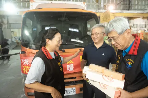 ▲陳允寶泉千里馳送太陽餅，縣長感動當場「再買800盒」。（圖／陳允寶泉提供）