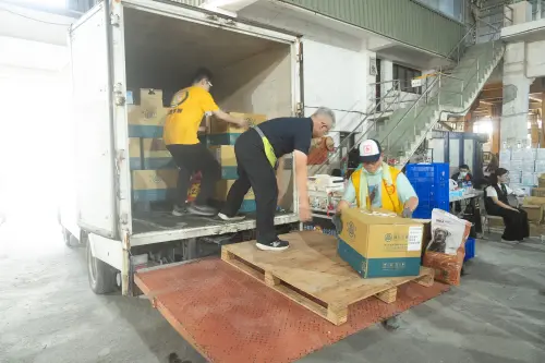 ▲陳允寶泉千里馳送太陽餅，愛心專車裝滿一箱箱剛出爐的太陽餅，希望帶給災民溫暖。（圖／陳允寶泉提供）