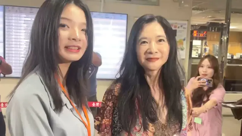 ▲應曉薇在女兒應佳妤陪同下到台北地院作證，她在庭上猶如話家常，抱怨起訴書99.5％不實，沈慶京的律師聽了馬上回她「不是100％喔？」（圖／翻攝畫面）
