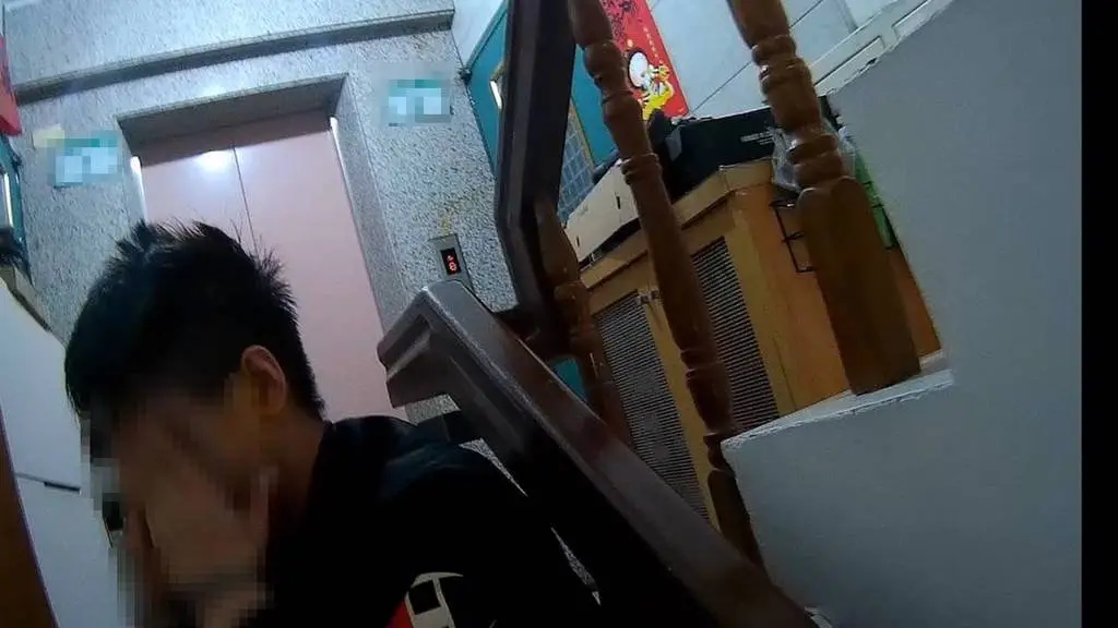 ▲桃園警方日前到一名邱姓通緝犯住處逮人，沒想到對方試圖逃跑，還沿樓梯從8樓「跑酷」到2樓，以為逃亡成功下一秒遭警方壓制。（圖／翻攝畫面）