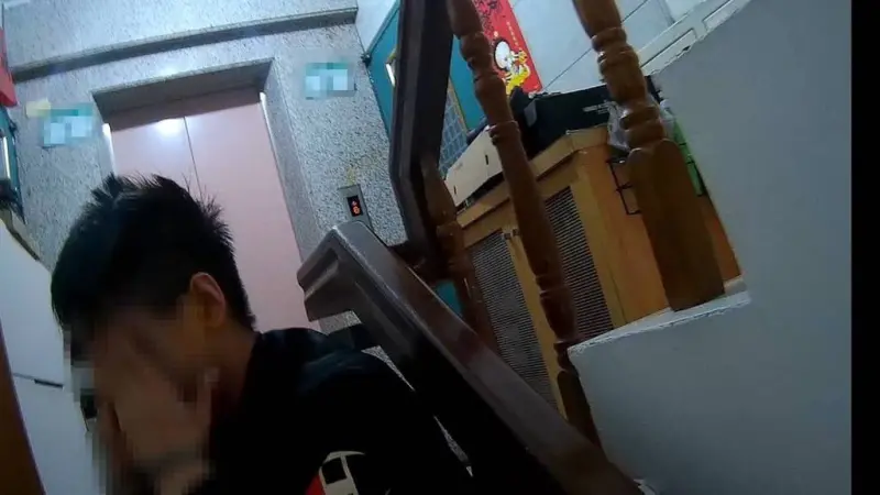 ▲桃園警方日前到一名邱姓通緝犯住處逮人，沒想到對方試圖逃跑，還沿樓梯從8樓「跑酷」到2樓，以為逃亡成功下一秒遭警方壓制。（圖／翻攝畫面）