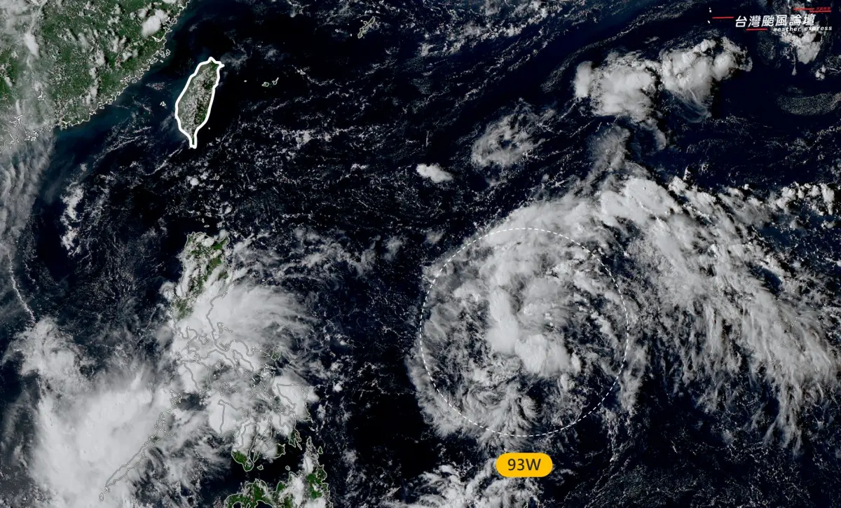 ▲關島西方的「熱帶擾動93W」，未來有機會增強為麥德姆颱風，週五、週六替台灣帶來雨勢。（圖／「台灣颱風論壇｜天氣特急」臉書）