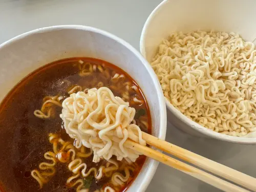 ▲常在網路上發表特殊食物吃法的買哥，開發出維力炸醬沾麵吃法，引發網路轟動。（圖／泡麵公社 泡麵俱樂部）