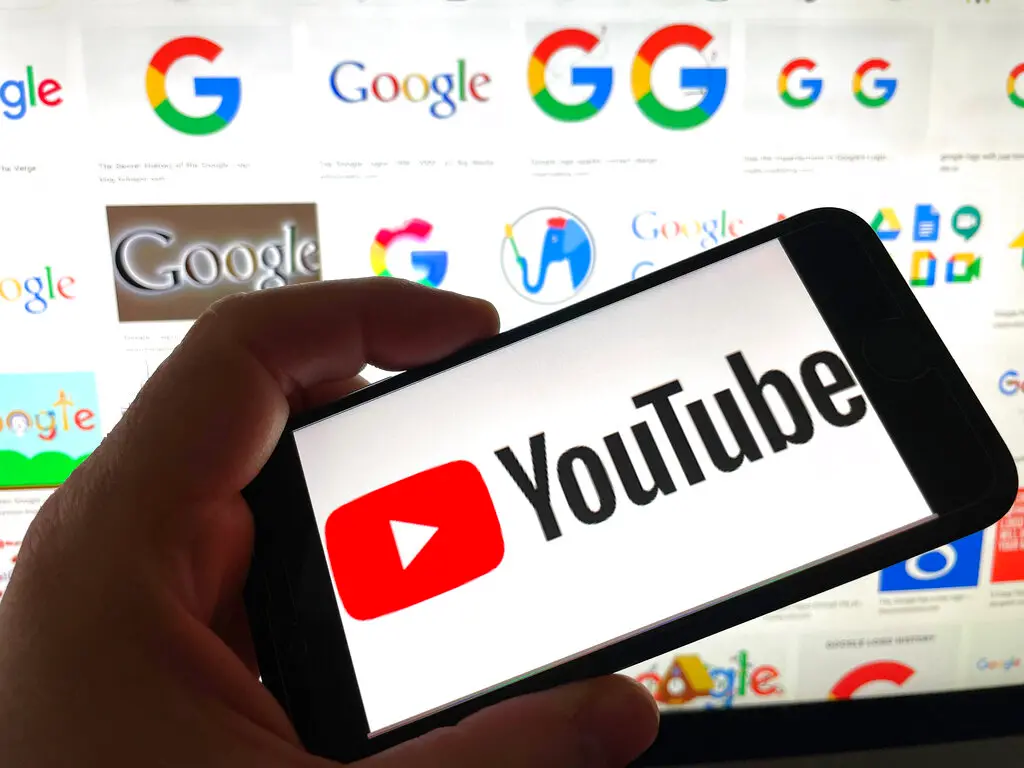 ▲美國總統川普因2021年國會暴亂時，遭影音分享平台YouTube暫停帳號使用，川普提起訴訟，YouTube 同意支付2450萬美元和解。（圖／美聯社／達志影像）