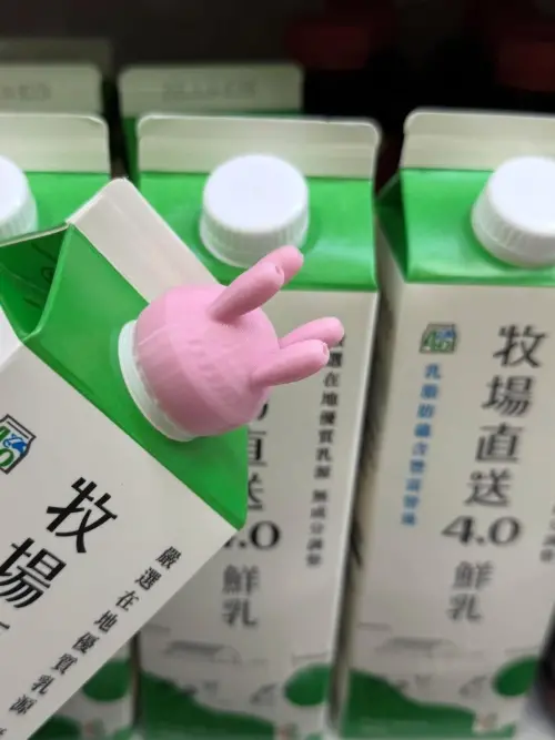 ▲全家門市自10月1日起，購買指定鮮奶滿149元，即贈送牛奶嘴蓋一個。（圖／記者鍾怡婷攝）