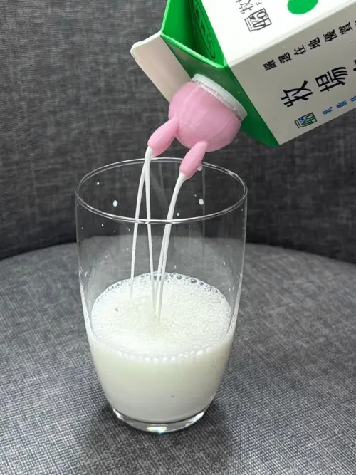 ▲全家門市自10月1日起，購買指定鮮奶滿149元，即贈送牛奶嘴蓋一個。（圖／記者鍾怡婷攝）