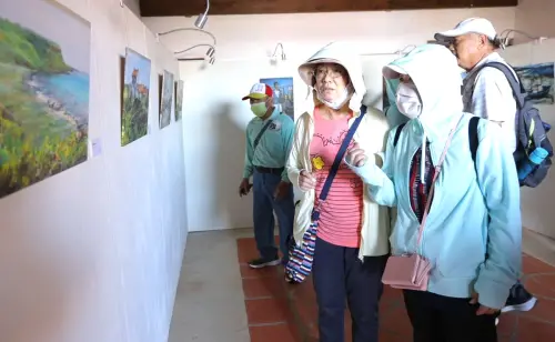 ▲海洋委員會舉辦澎湖縣望安南方群島海洋聚落藝文扎根計畫營隊活動，營隊成員欣賞海邊美術苑展示藝術家陳景容以望安海岸生活為創作主題的作品。(圖／海洋委員會提供)