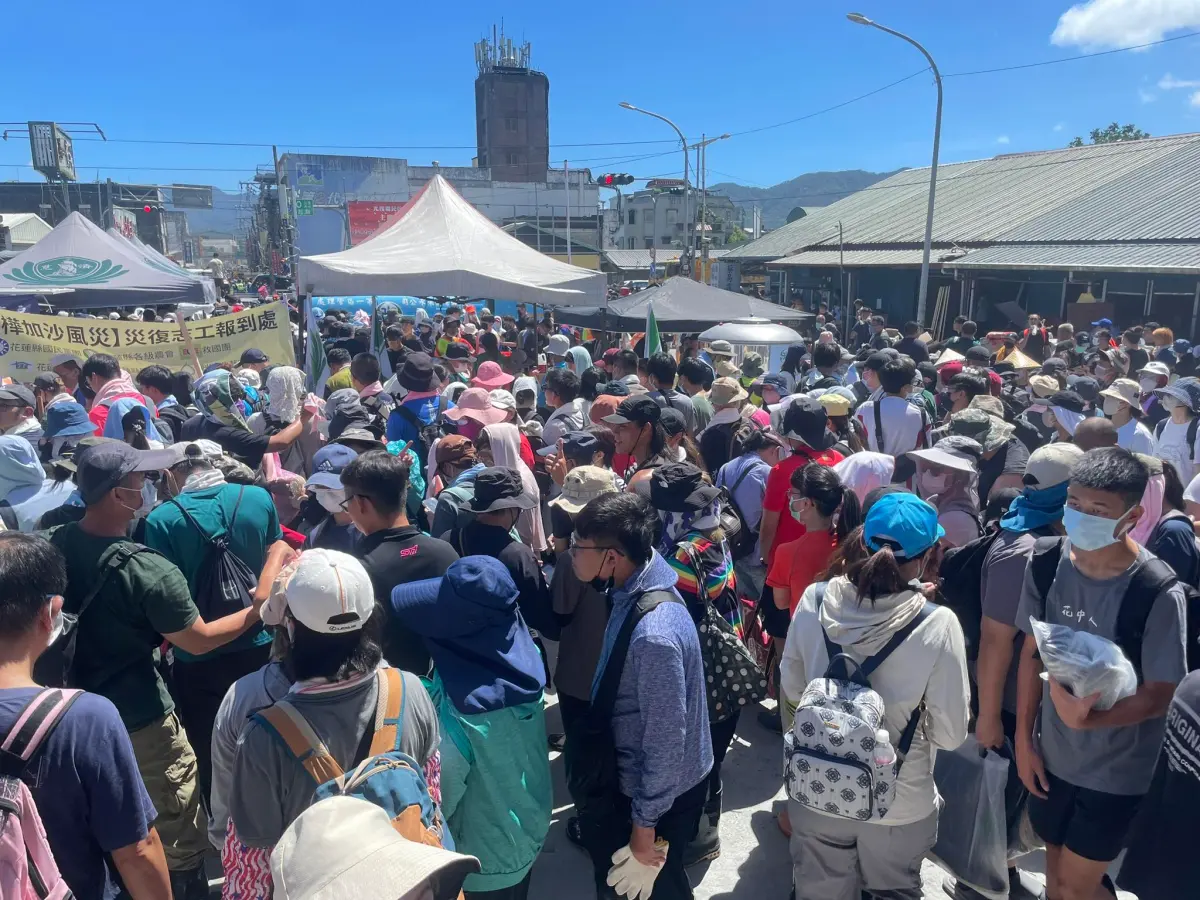 ▲中秋連假許多「鏟子超人」湧進花蓮光復，律師林智群提醒，在災區要保管好個人物品，尤其是鏟子很容易被偷走。（圖／翻攝胡仁順-花蓮縣議員臉書）