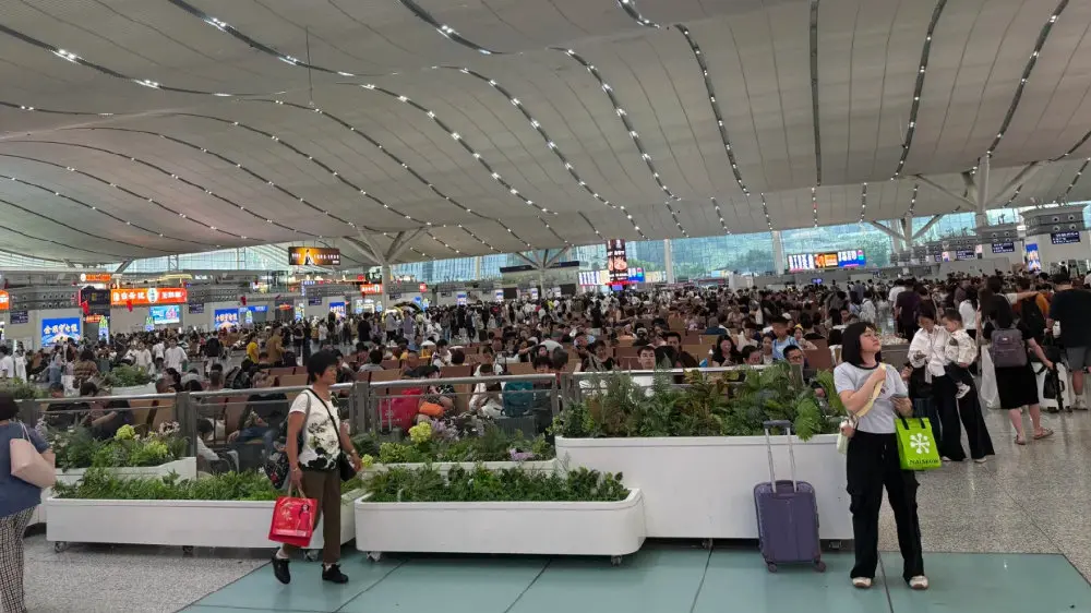 ▲中國十一國慶8天連假即將開始，深圳北高鐵站30日上午已經人滿為患。（圖／翻攝自微博）