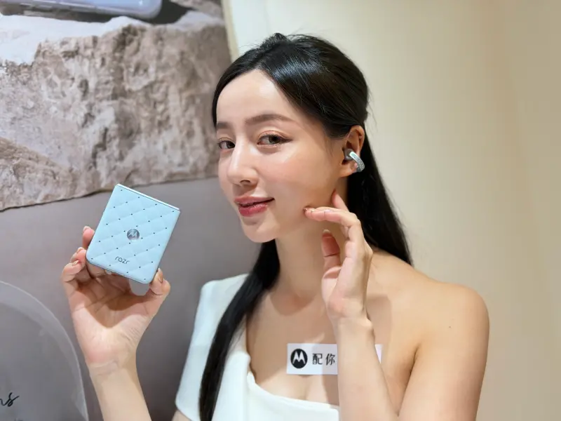 ▲Motorola今（30）日在台推出全新平板moto pad 60 系列，同時亮相Moto｜Swarovski razr 60 冰藍限定版。（圖／記者周淑萍攝）