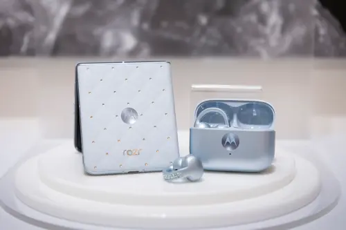 ▲Motorola攜手Swarovski施華洛世奇推出冰藍限定組，即日起於遠傳電信獨家販售。（圖／官方提供）