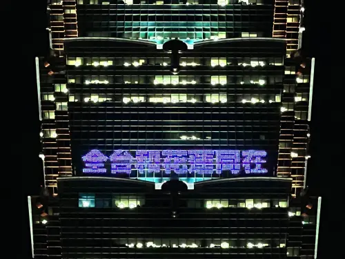 ▲台北101今（30）日晚間點燈，以「全台和花蓮同在」文字，傳達對花蓮災區的關懷與支持。（圖╱台北101提供）