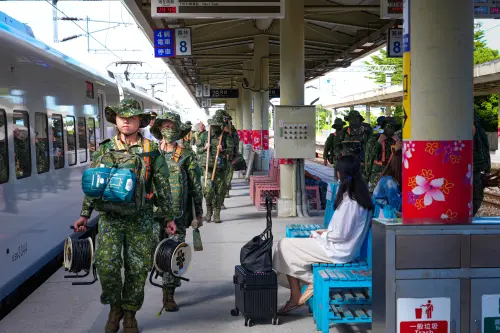 ▲第三、五作戰區官兵搭乘臺鐵專派列車，跨區增援花蓮地區執行災後復原任務。（圖／陸軍司令部提供）