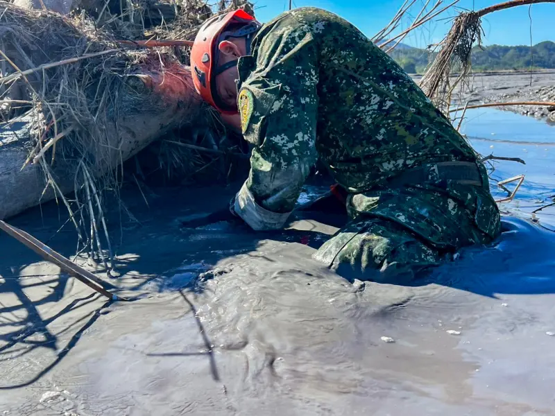 ▲國軍官兵分秒必爭,持續執行花蓮災區救災任務。(圖/陸軍司令部提供)