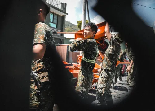 ▲國軍官兵分秒必爭，持續執行花蓮災區救災任務。（圖／陸軍司令部提供）