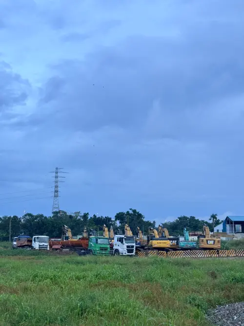 ▲扣案之重型開挖機具怪手15台及重型曳引砂石車9台。(圖／橋頭地檢署提供)