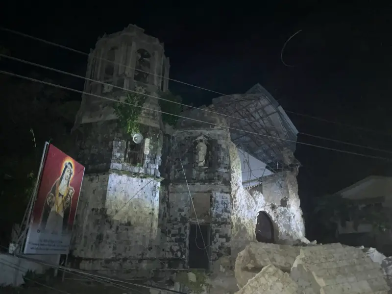 ▲菲律賓宿霧外海台灣時間30日晚間9時59分，發生規模6.7地震，震源深度10公里。宿霧省北部達安班塔延（Daanbantayan）一座教堂部分倒塌。（圖／翻攝自臉書／Archdiocesan Shrine of Santa Rosa de Lima）