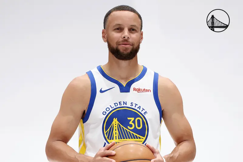 ▲金州勇士球團官方社群媒體觀看訓練營照片時，卻意外發現球隊門面球星柯瑞（Stephen Curry）的右手拇指仍纏著護具。（圖／取自Golden State Warriors X）