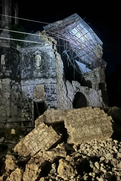 ▲宿霧聖羅莎·德·利馬大主教區聖殿在地震襲擊下倒塌。（圖／美聯社／達志影像）