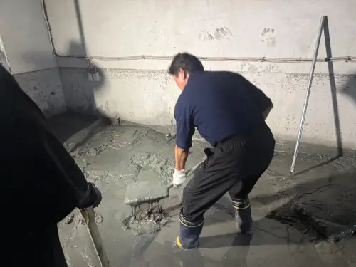 ▲傅崐萁日前探訪花蓮災區時，也有親自下去幫忙清理淤泥，不過只挖2鏟而已。（圖/傅崐萁臉書）