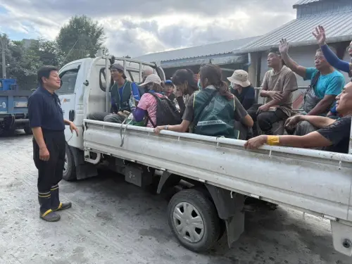傅崐萁「幫清淤泥僅挖2鏟」！女神親友團逼他挖土　身分起底讚爆

