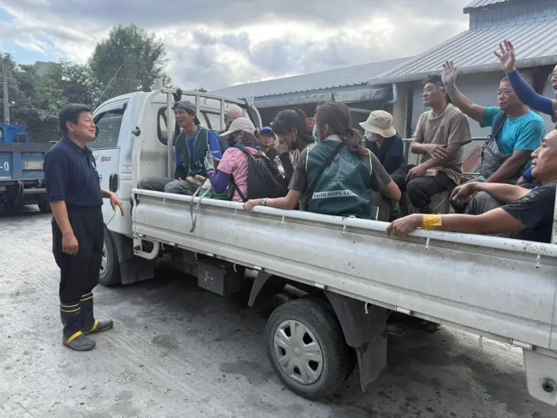 ▲花蓮馬太鞍溪洪災持續恢復家園當中，立委傅崐萁回到花蓮探訪災情，過程被一群年輕人起鬨一起幫忙清淤泥，引起討論。（圖/傅崐萁臉書）