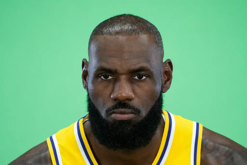 ▲湖人總教練雷迪克（JJ Redick）透露，40歲的「詹皇」詹姆斯（LeBron James）因臀部神經刺激感（nerve irritation in the glutes）缺席訓練。（圖／美聯社／達志影像）