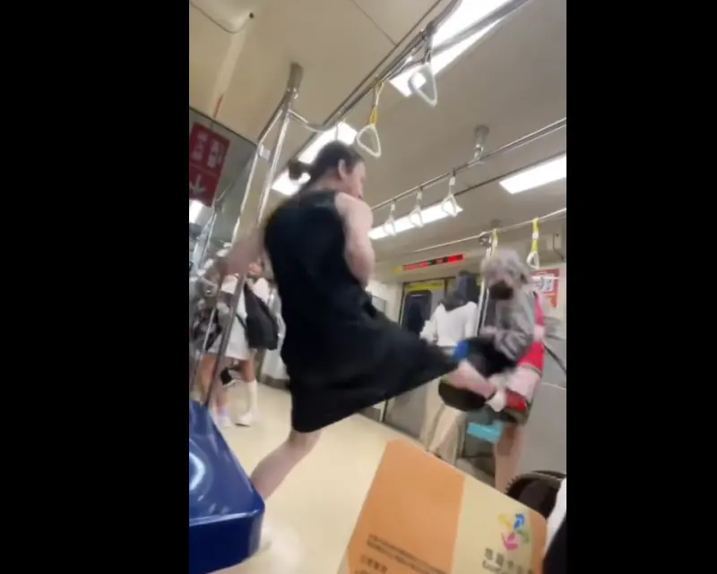 ▲網路瘋傳一段影片，一名老婦要求讓座不成，反遭男子踹飛。（圖／翻攝畫面）