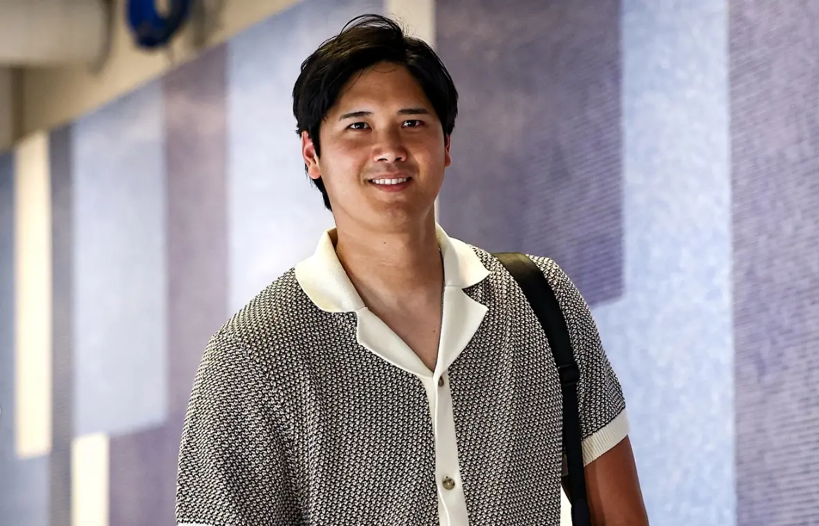 ▲大谷翔平穿著代言品牌BOSS的針織上衣進場，價格破萬台幣，展現不同以往的時尚氛圍，讓球迷直呼「根本男模走秀」。（道奇官方IG）