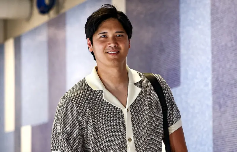 ▲大谷翔平穿著代言品牌BOSS的針織上衣進場，價格破萬台幣，展現不同以往的時尚氛圍，讓球迷直呼「根本男模走秀」。（道奇官方IG）