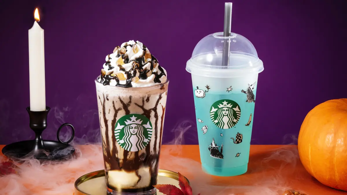 ▲10月1日國際咖啡日「星巴克買一送一」全台門市優惠，新品冰搖可可、萬聖節星冰樂及黑貓周邊開搶；85度C第二杯半價、路易莎85折、CAMA CAFE​​​​​​​買5送1。（圖／星巴克提供）