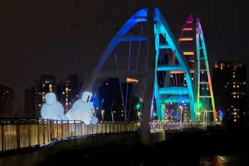 ▲新月橋超萌巨型氣偶兔兔Q陪您歡渡中秋佳節。（圖／新北市高灘處提供）