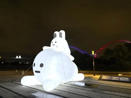 ▲新月橋超萌巨型氣偶兔兔Q陪您歡渡中秋佳節。（圖／新北市高灘處提供）