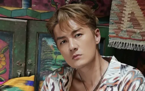 45歲吳克群現身大學餐廳！脫上衣狂秀逆齡身材　粉絲：完勝大學生
