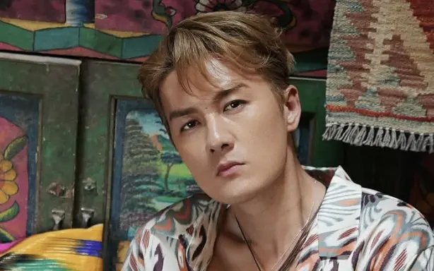 ▲今年45歲的吳克群（如圖）近日現身浙江大學餐廳，脫襯衫著背心狂秀逆齡身材，讓粉絲嗨翻：「完勝大學生」。（圖／翻攝自IG kenjiwu999）