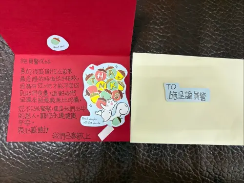 ▲林男於9月28日在兄長的陪同下前往臺中市政府警察局第五分局北屯派出所，親自向當時實施CPR的警員施呈諭表達感謝並送上一張親手製作的感謝卡及花束。（圖/記者鄧力軍翻攝）