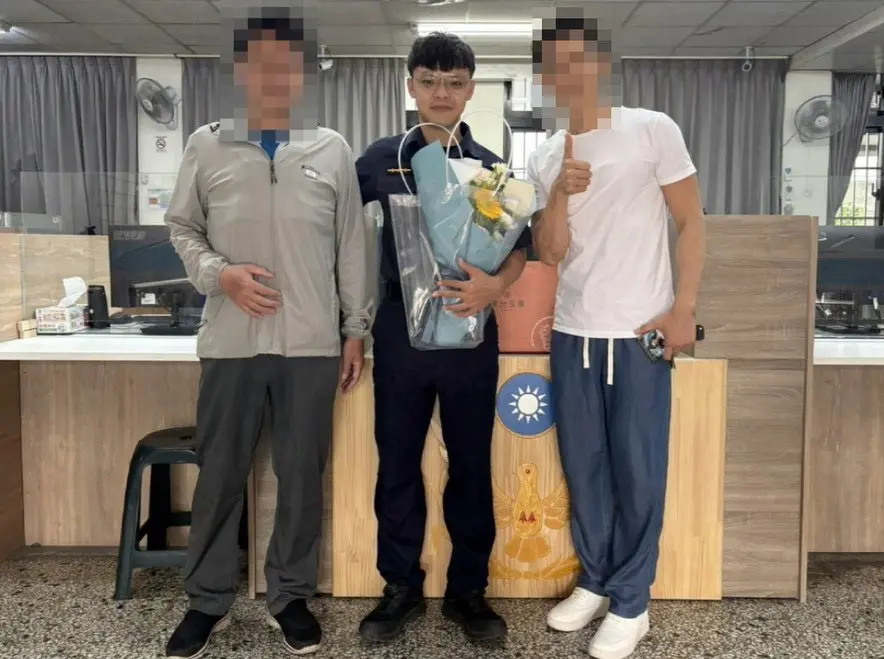 ▲林男於9月28日在兄長的陪同下前往臺中市政府警察局第五分局北屯派出所，親自向當時實施CPR的警員施呈諭表達感謝並送上一張親手製作的感謝卡及花束。（圖/記者鄧力軍翻攝）