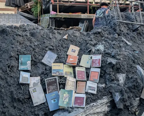 ▲該名屋主數以萬計的藏書全泡湯，但仍有少部分書籍受損較少，被特別拿出來保存。（圖／翻攝Threads）