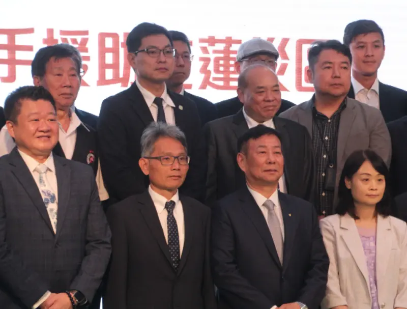 ▲中華民國淨零AI智慧家電協會、台北市電器商業同業公會發起全面提供全品項家電「到府免費檢測」服務，祭出更換零件5至7折優惠，許多家品牌直接捐贈包括洗衣機、冷氣機等家電，總價超過1700萬元，讓災民早日回歸正常生活。（圖／記者鍾泓良攝影）