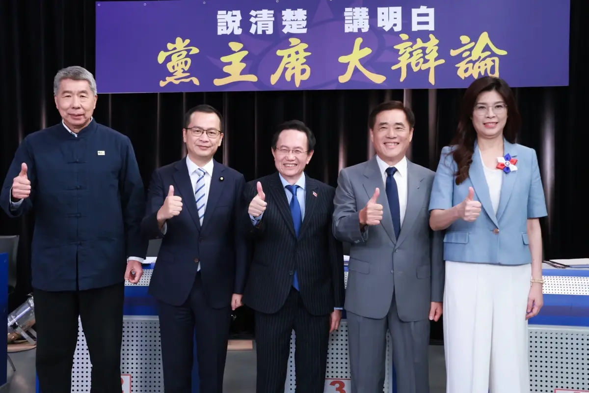 ▲國民黨主席候選人出席辯論會，左起為孫文學校總校長張亞中、立委羅智強、前國大代表蔡志弘、前台北市長郝龍斌、前立委鄭麗文。（圖／中天新聞提供）