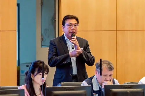 ▲新北副市長劉和然在市政會議上，進行新北市「大型多功能場館選址評估」專案報告。（圖／新北市政府提供）