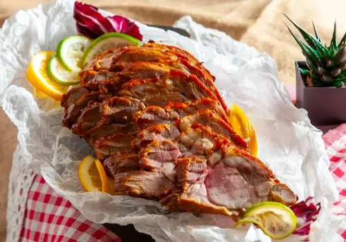 ▲台北凱撒大飯店「CHECKERS 自助餐廳」即日起推出新主題「Amigo 美墨牛仔嘉年華」，菜色有「水牛城BBQ豬頸肉」等。（圖／台北凱撒大飯店提供）